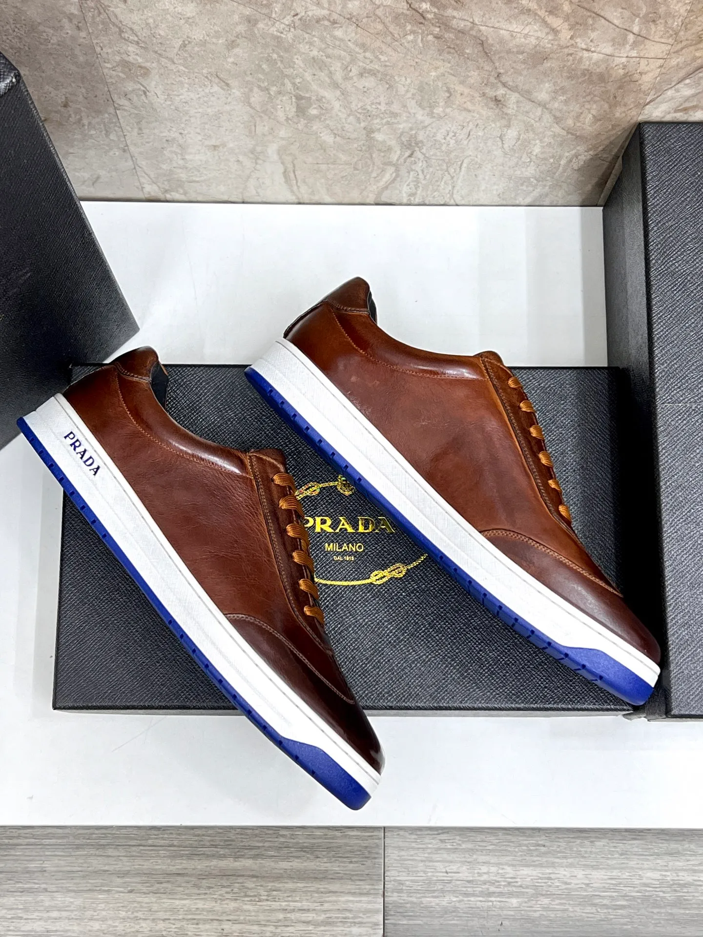 💰620 Prada classic men’s lace-up casual shoes｜Imported cowhide upper｜Layered stitching design on the upper Lightweight and breathable｜Soft and comfortable｜PRADA letters on the side｜Distinctive sporty style Showing the brand style｜Lightweight embossed rubber sole｜With cowhide foot pad lining｜Excellent foot feel Fashionable and elegant｜Size: 38-44 (customized at 45)